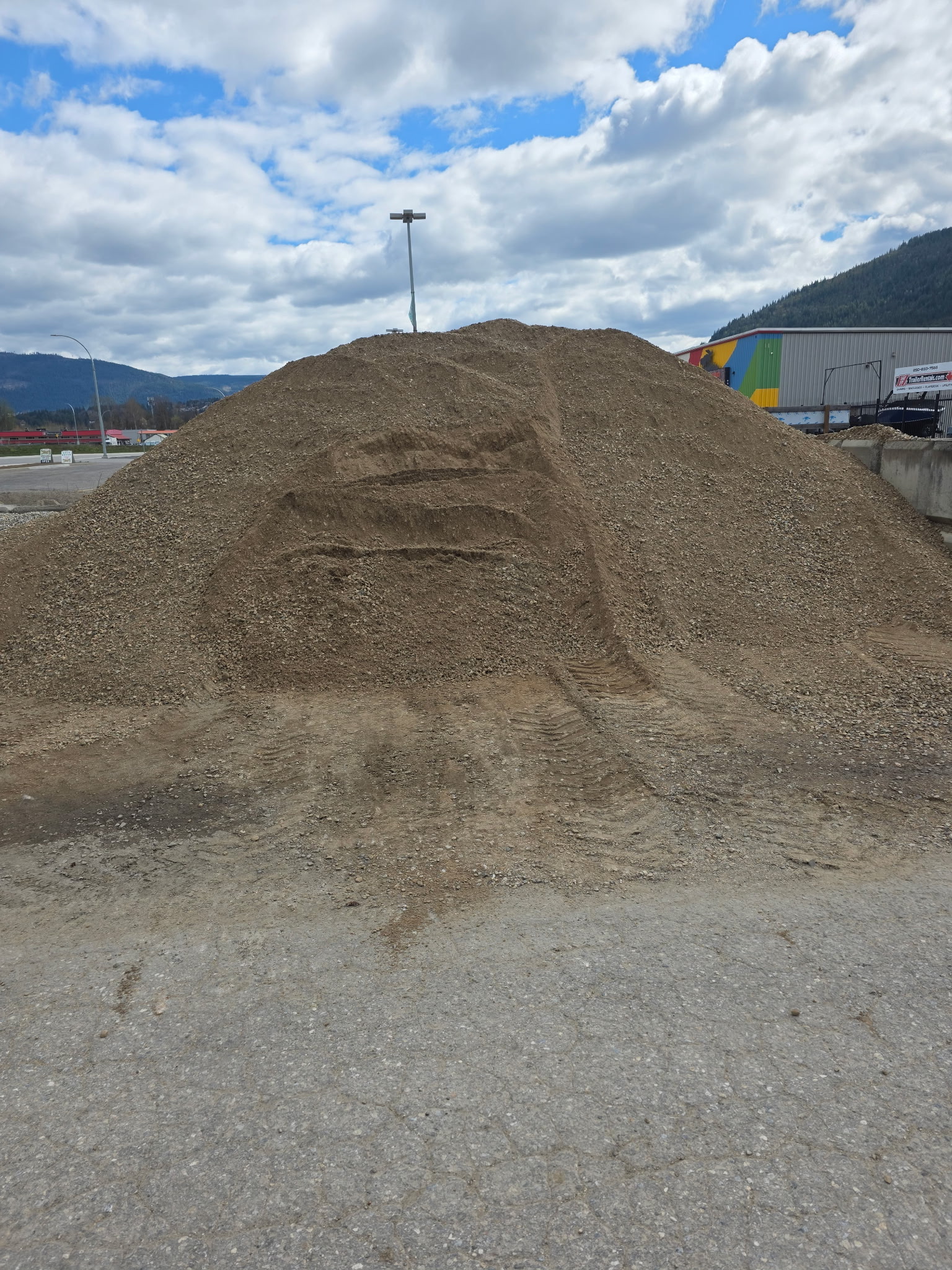 City spec three quarter crush and road mulch